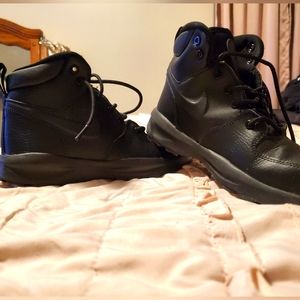Boys nike Manoa boots size 3Y